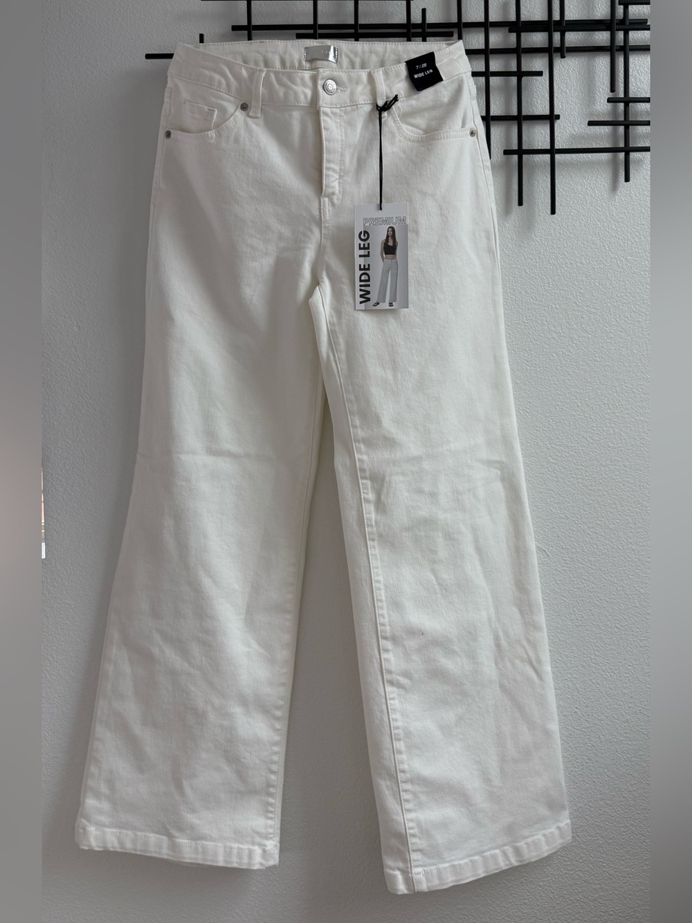 White Fox Premium Wide Leg Jeans White Size 7/28 NWT High Rise